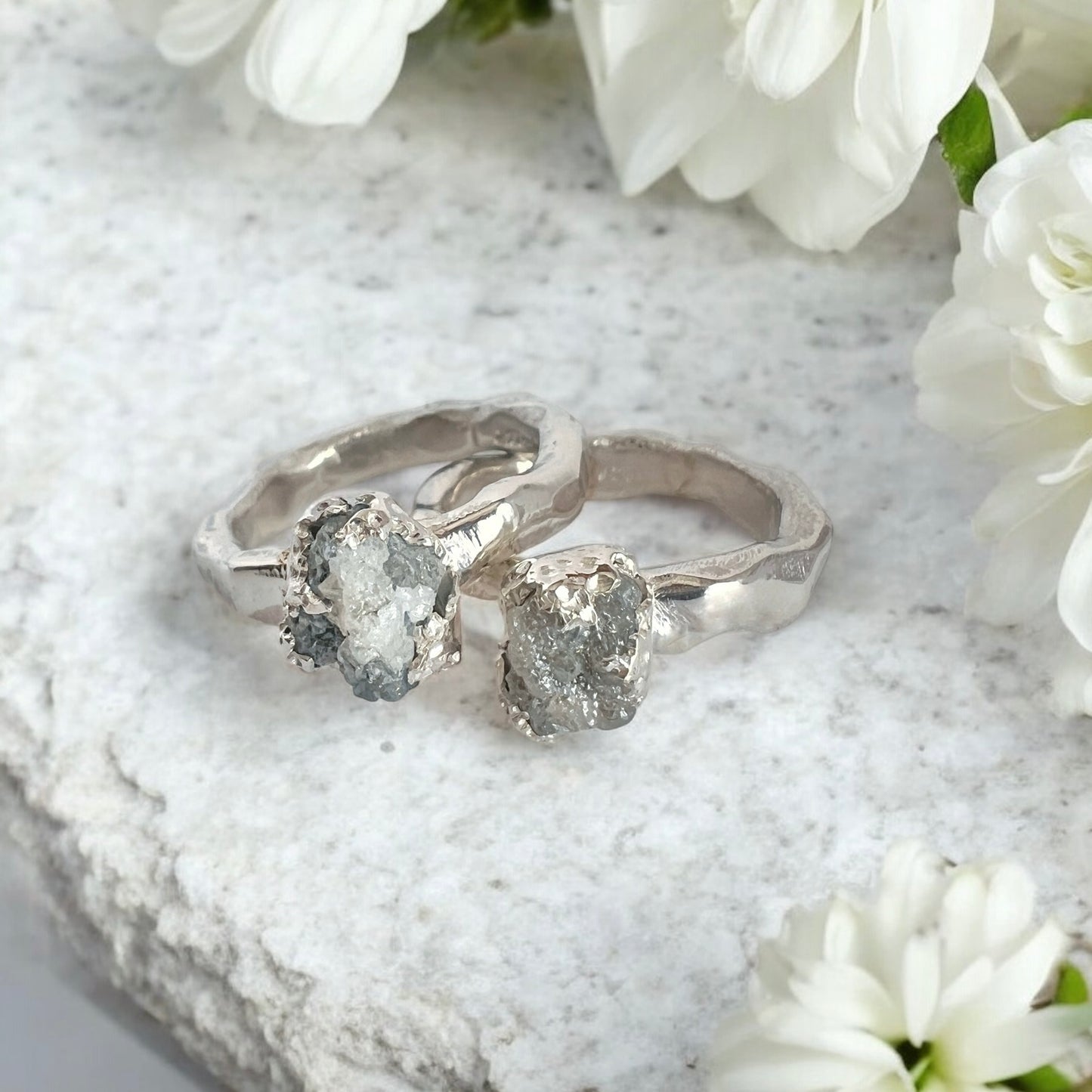 Anello con diamante grezzo