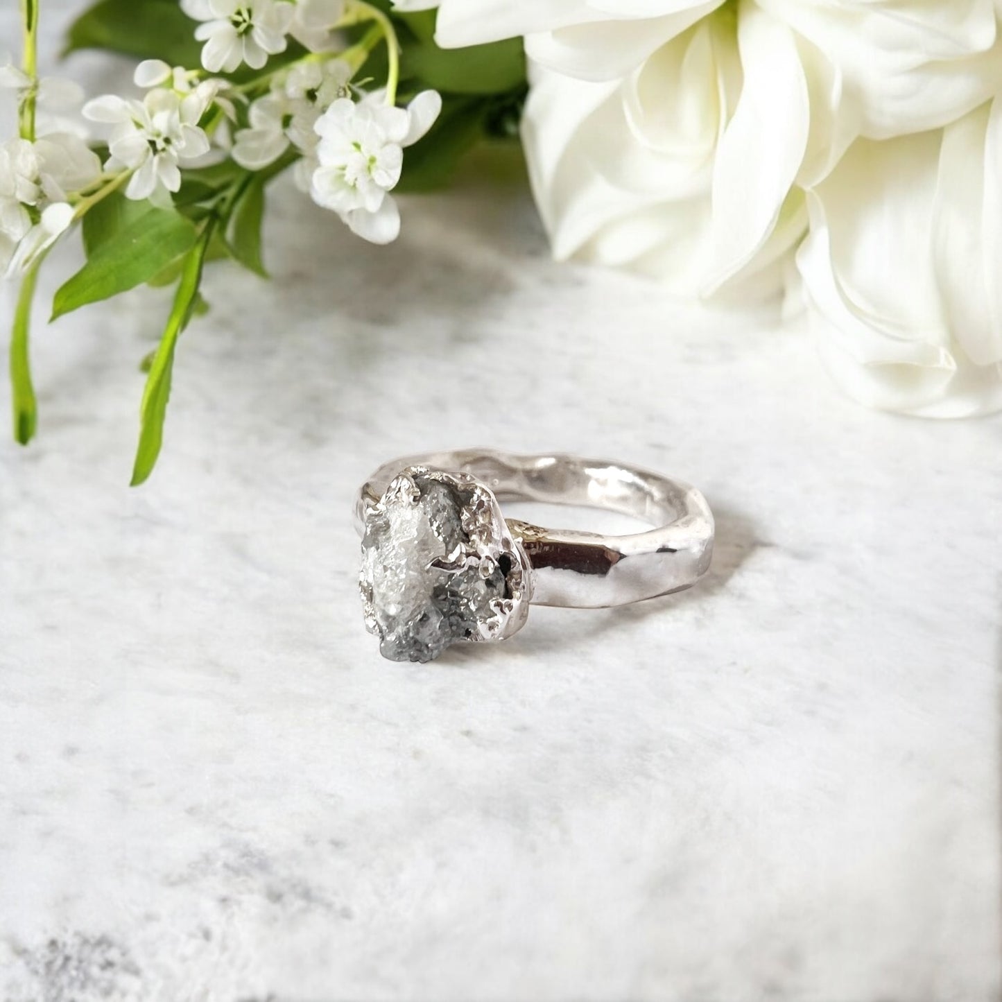 Anello con diamante grezzo