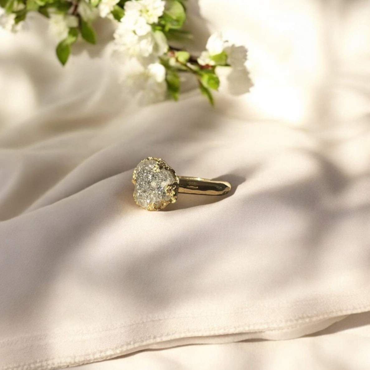 Anello con diamante grezzo