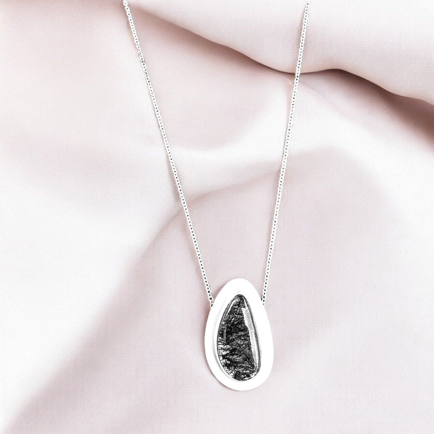Collana con quarzo tormalinato