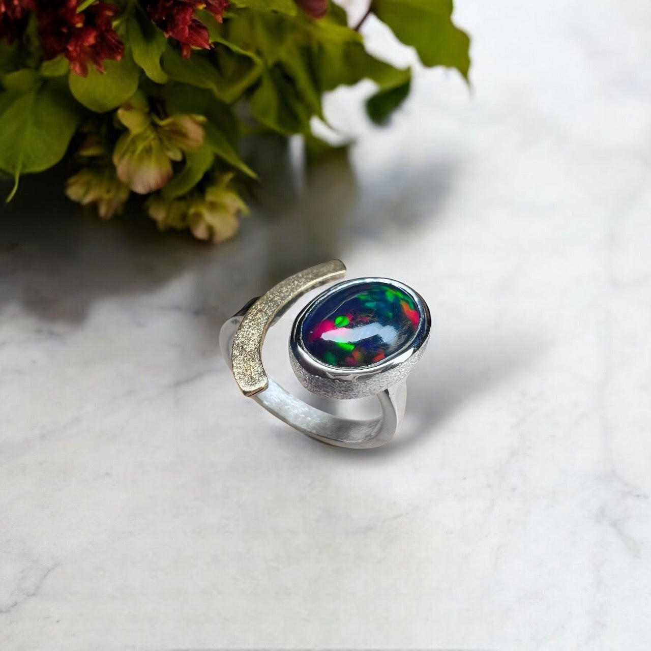Anello con opale nero ovale