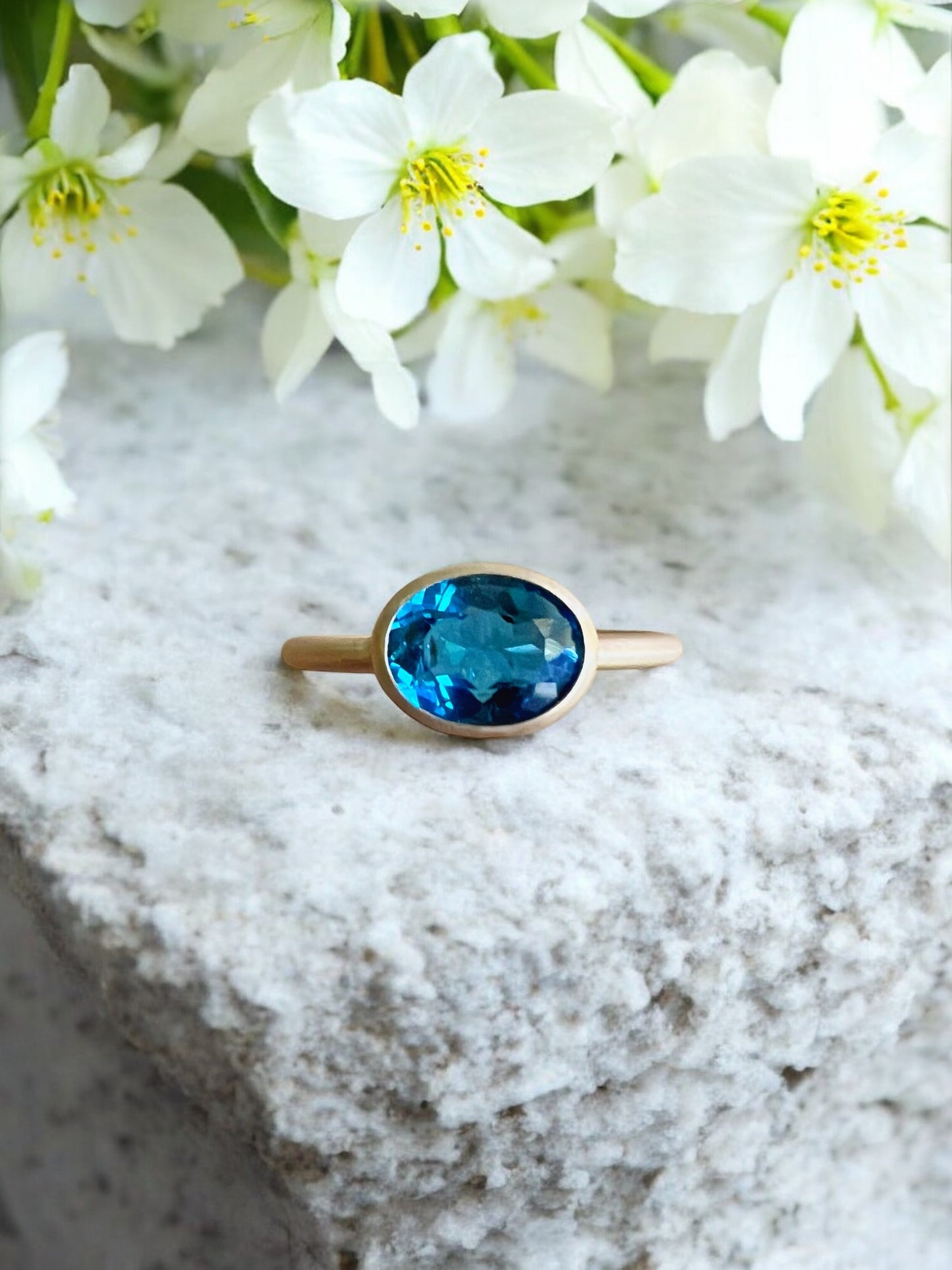 Anello con topazio London Blue