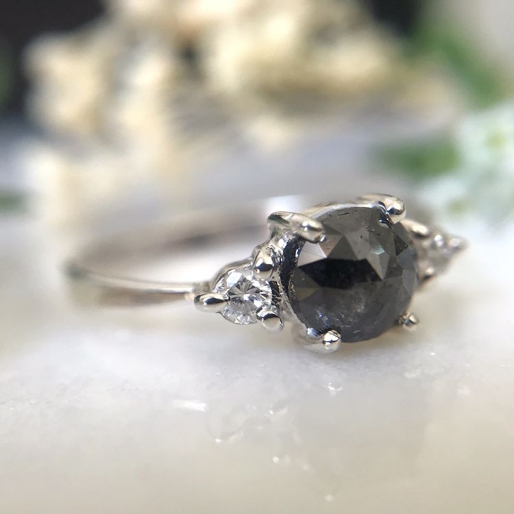 Trilogy con diamante nero e diamanti bianchi