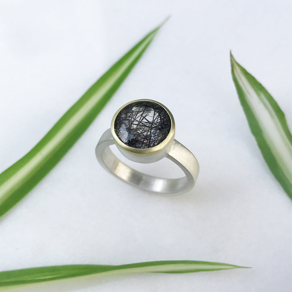 Anello REBEL con quarzo tormalinato