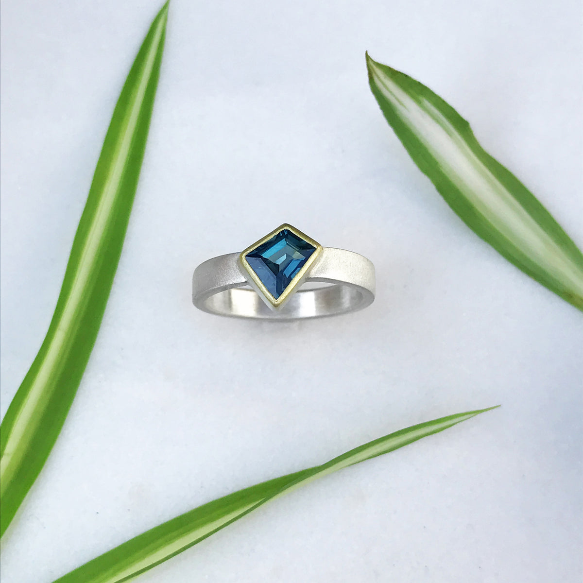 Anello REBEL con zaffiro blu