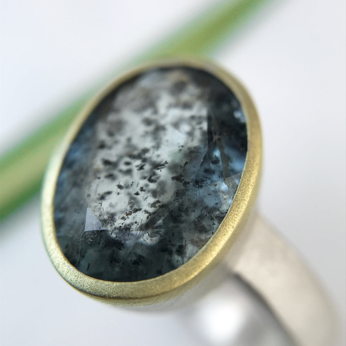 Anello REBEL con acquamarina grande