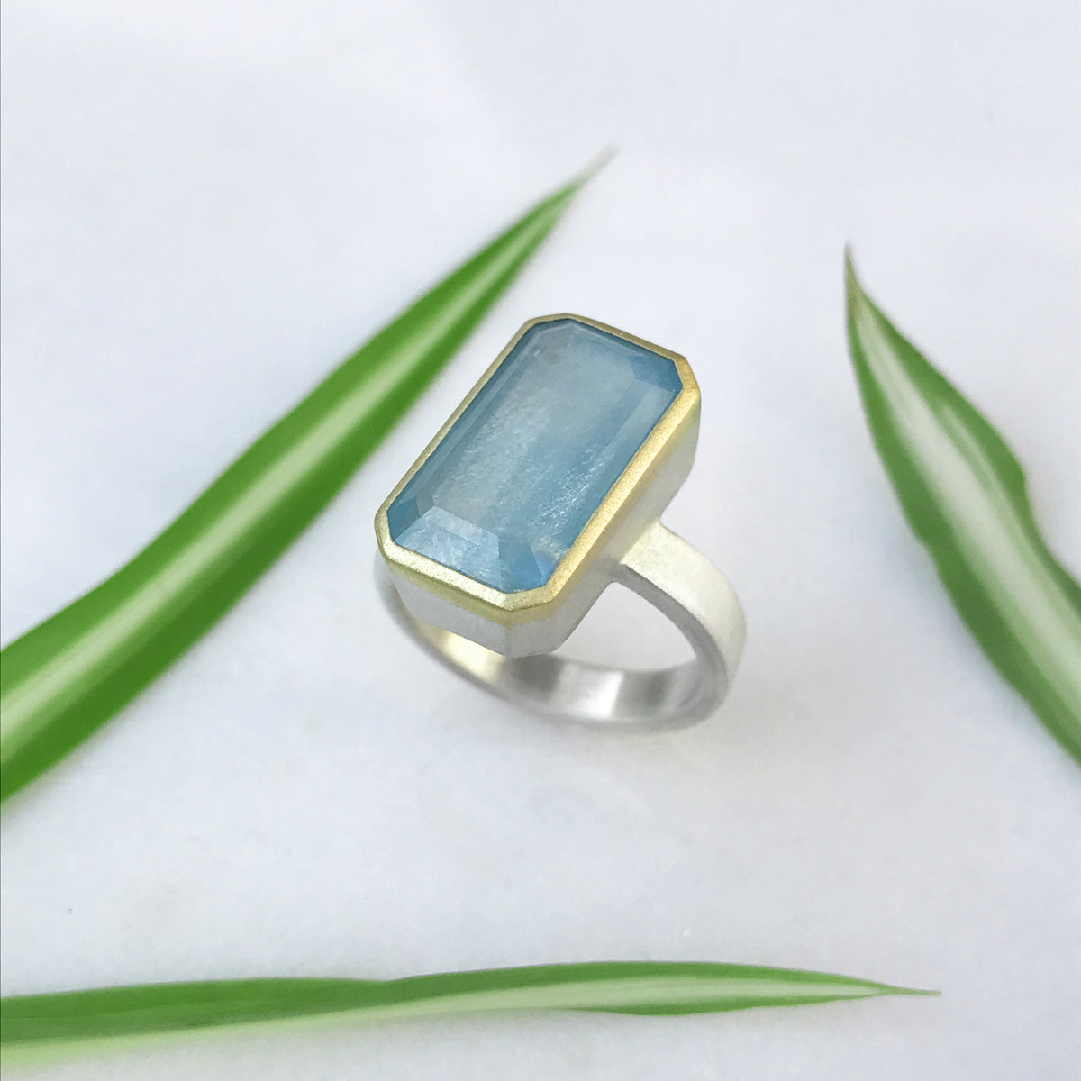 anello REBEL con acquamarina rettangolare