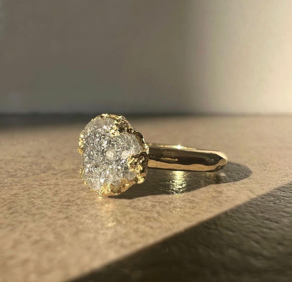 Anello con diamante grezzo