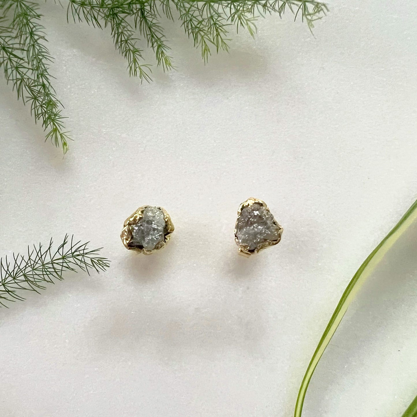 Orecchini con diamante grezzo