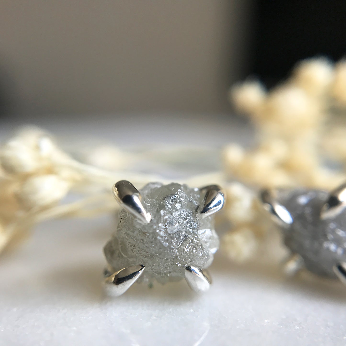 Orecchini a griffe con diamante grezzo