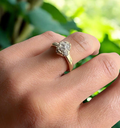 Anello con diamante grezzo
