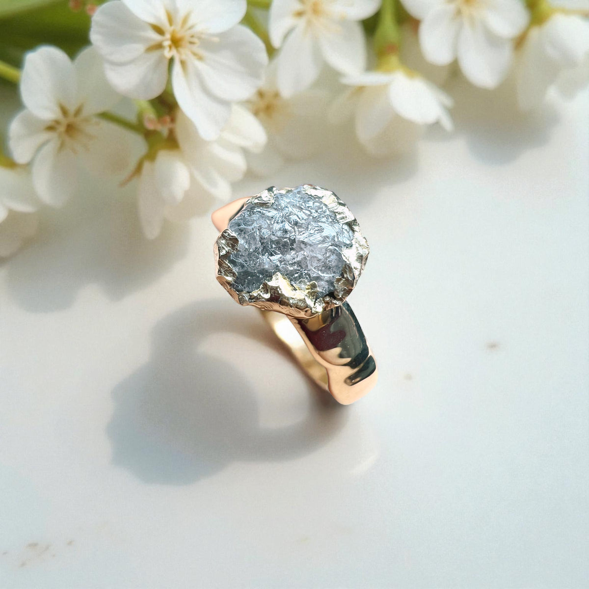 Anello con diamante grezzo