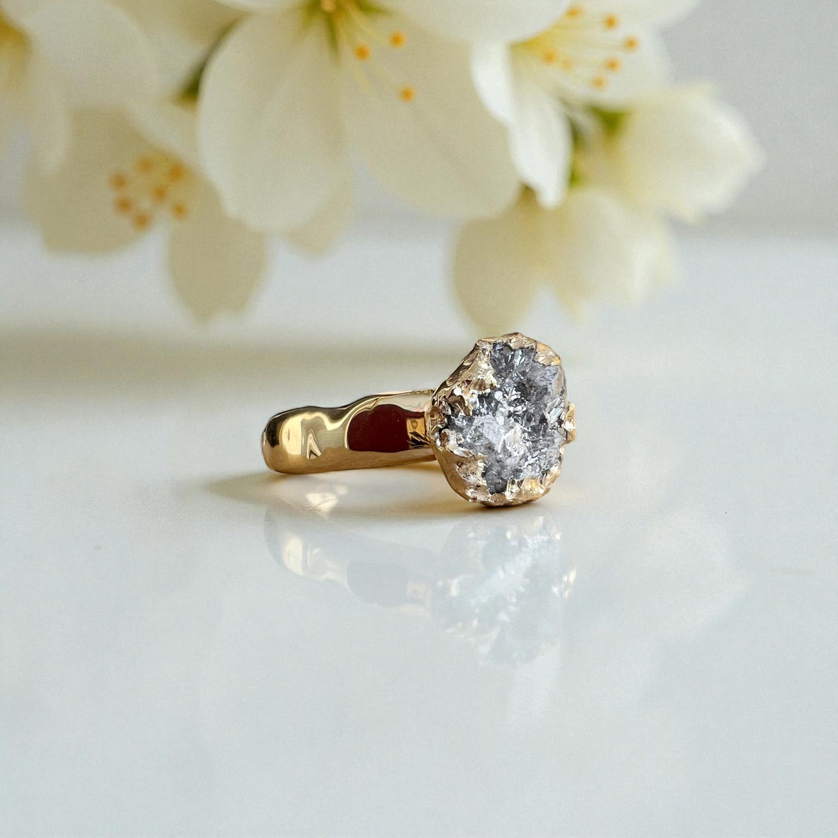 Anello con diamante grezzo