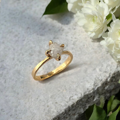 Anello in oro con diamante grezzo