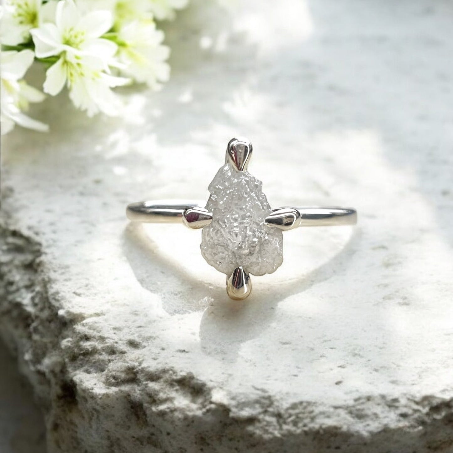 Anello in argento con diamante grezzo