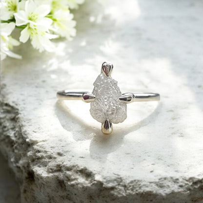 Solitario in argento con diamante grezzo