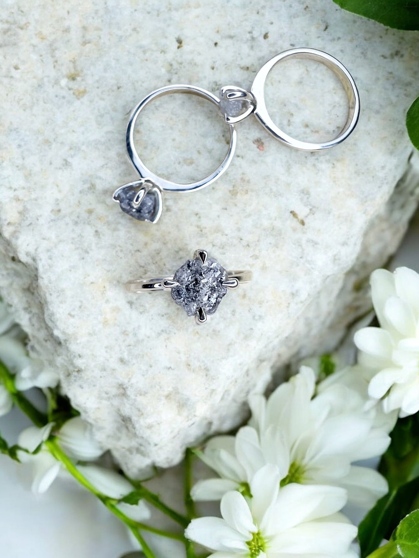 Anello in argento con diamante grezzo
