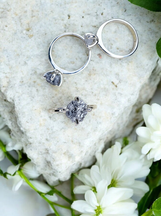 Anello in argento con diamante grezzo