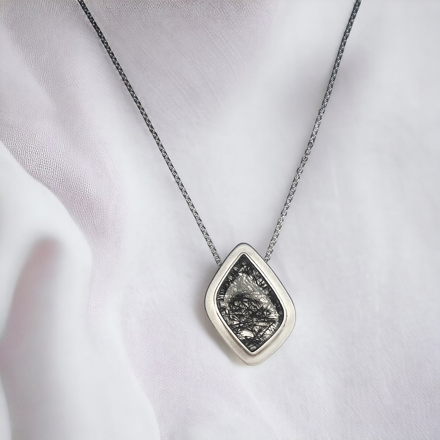 Collana con quarzo tormalinato
