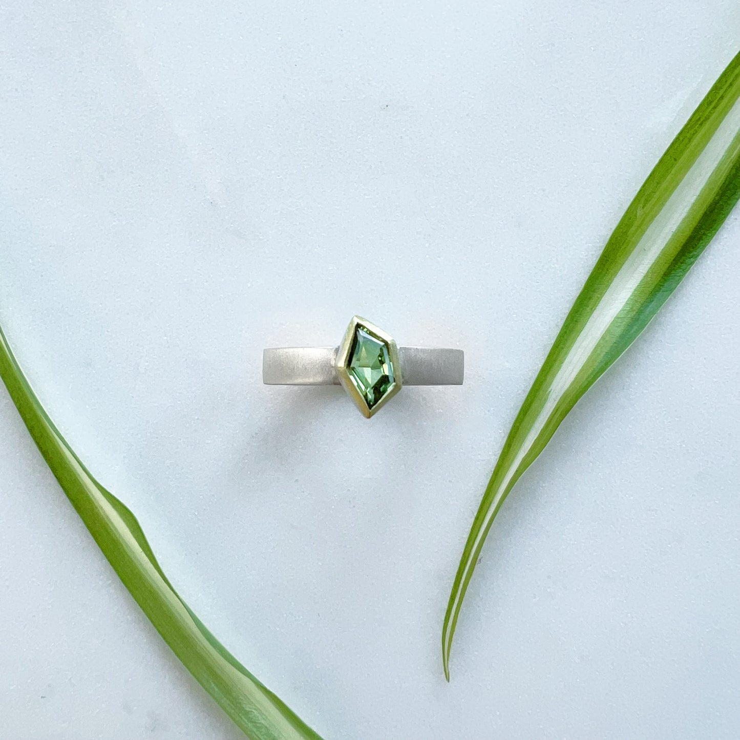 anello REBEL con zaffiro verde