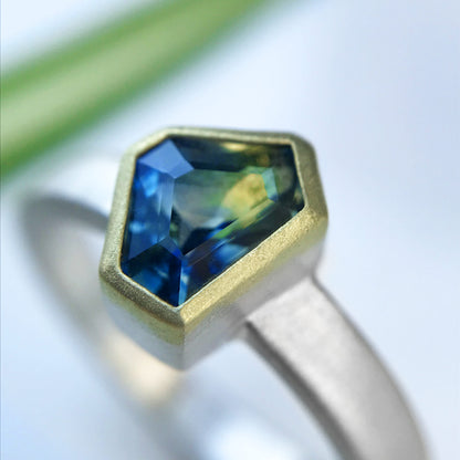 Anello REBEL con zaffiro bicolor