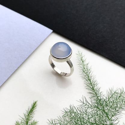 Anello in argento con calcedonio blu