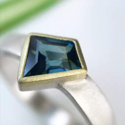 Anello REBEL con zaffiro blu