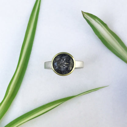 Anello REBEL con quarzo tormalinato