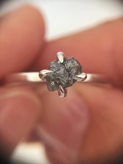 Solitario in argento con diamante grezzo