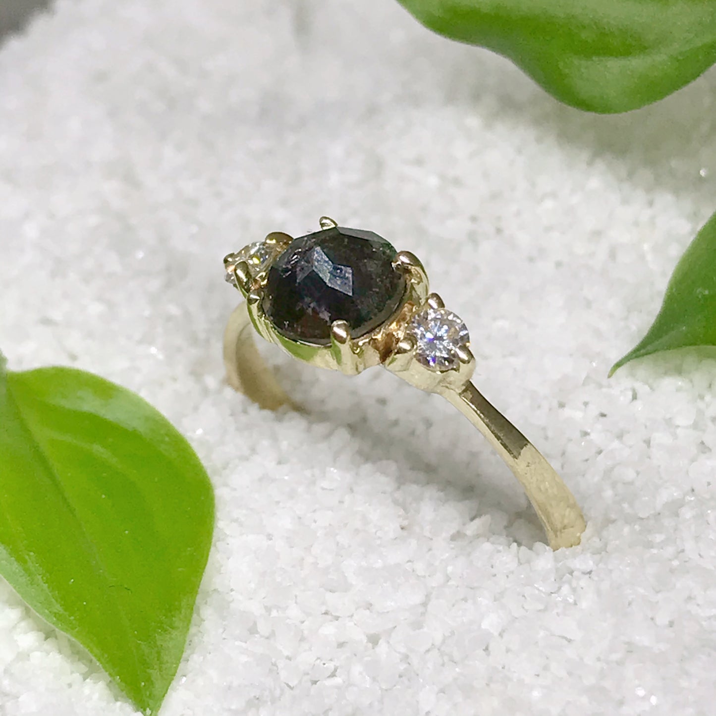 Trilogy con diamante nero e diamanti bianchi