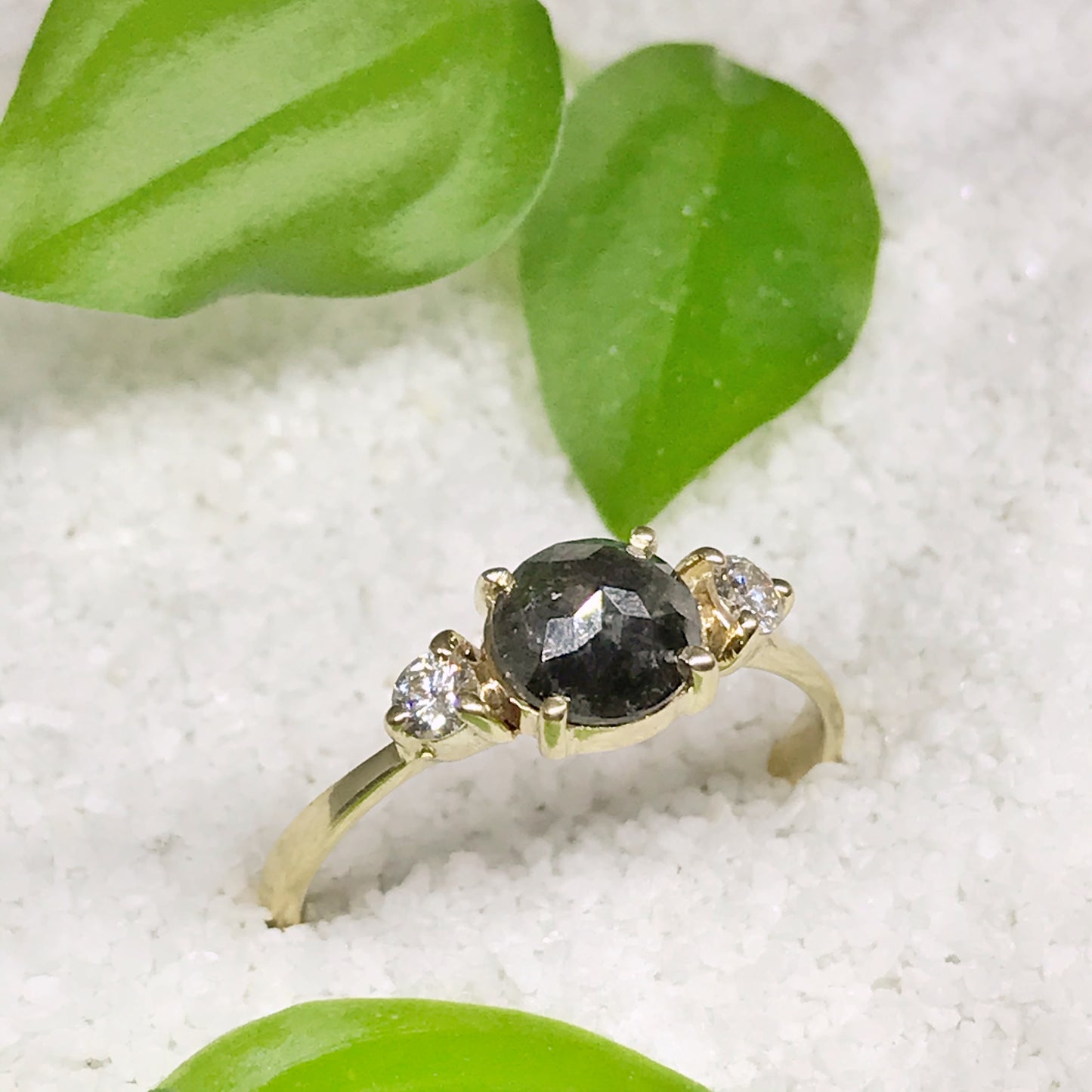 Trilogy con diamante nero e diamanti bianchi