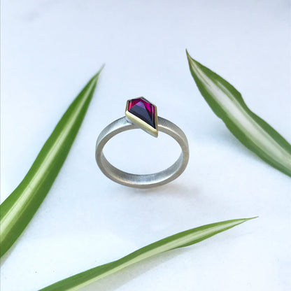 Anello REBEL con granato Rodolite
