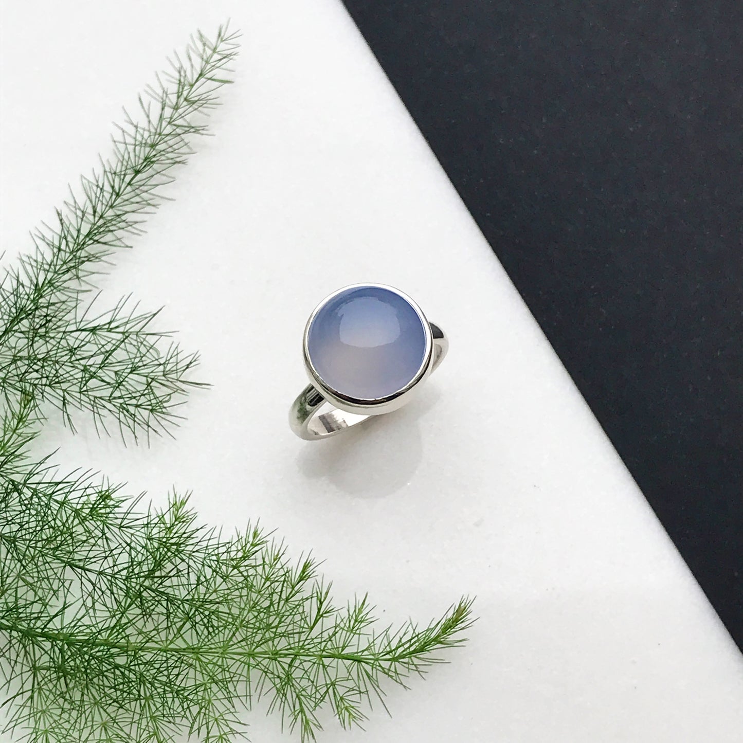 Anello in argento con calcedonio blu