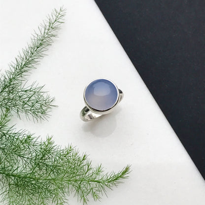 Anello in argento con calcedonio blu