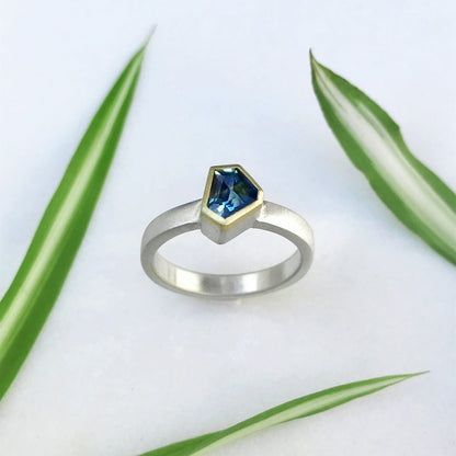 Anello REBEL con zaffiro bicolor
