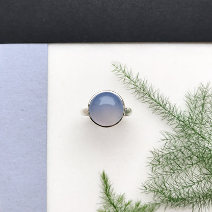 Anello in argento con calcedonio blu