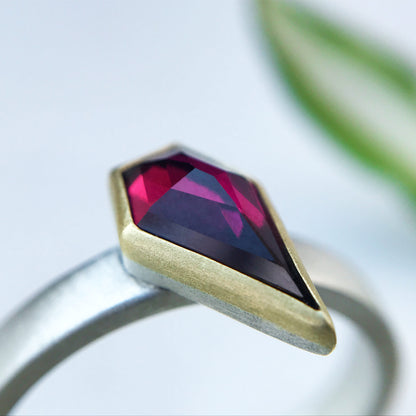Anello REBEL con granato Rodolite