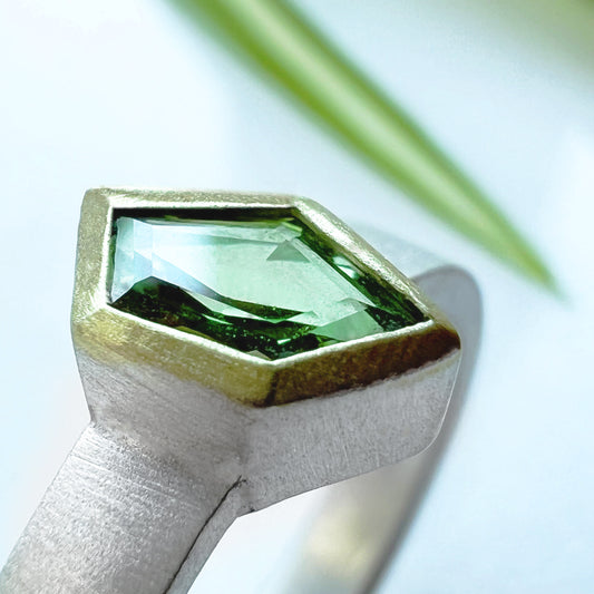 anello REBEL con zaffiro verde