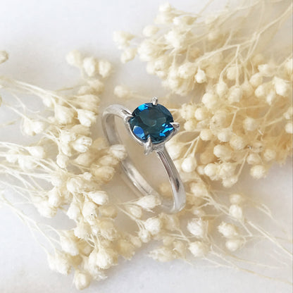 Solitario con Topazio London Blue