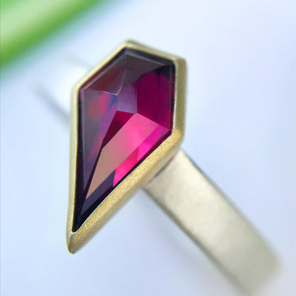 Anello REBEL con granato Rodolite