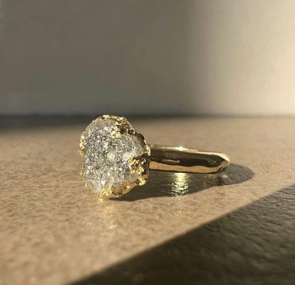 Anello con diamante grezzo