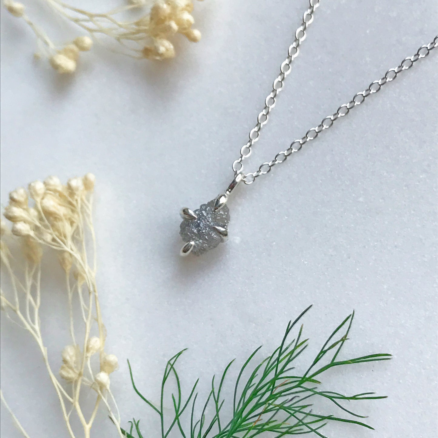 Collana con diamante grezzo