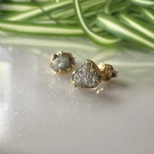 Orecchini con diamante grezzo