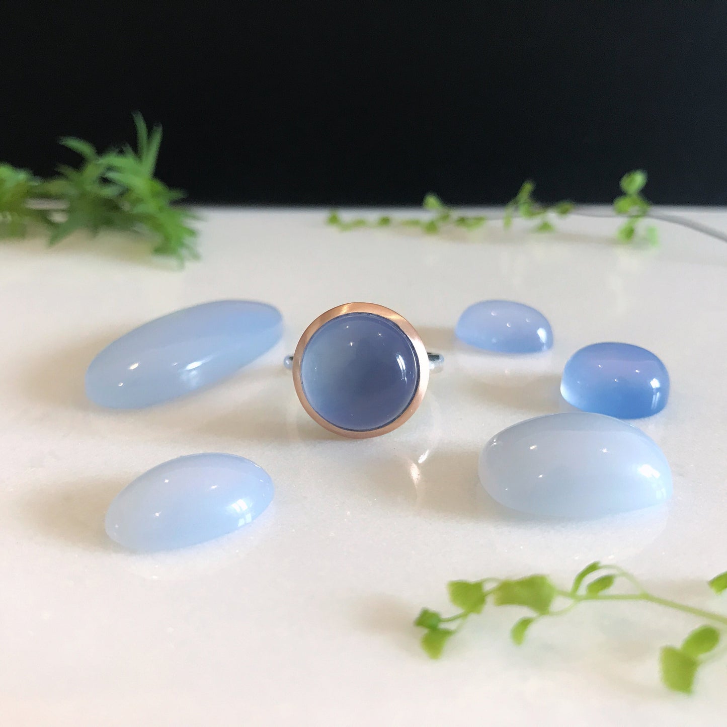 anello con calcedonio blu
