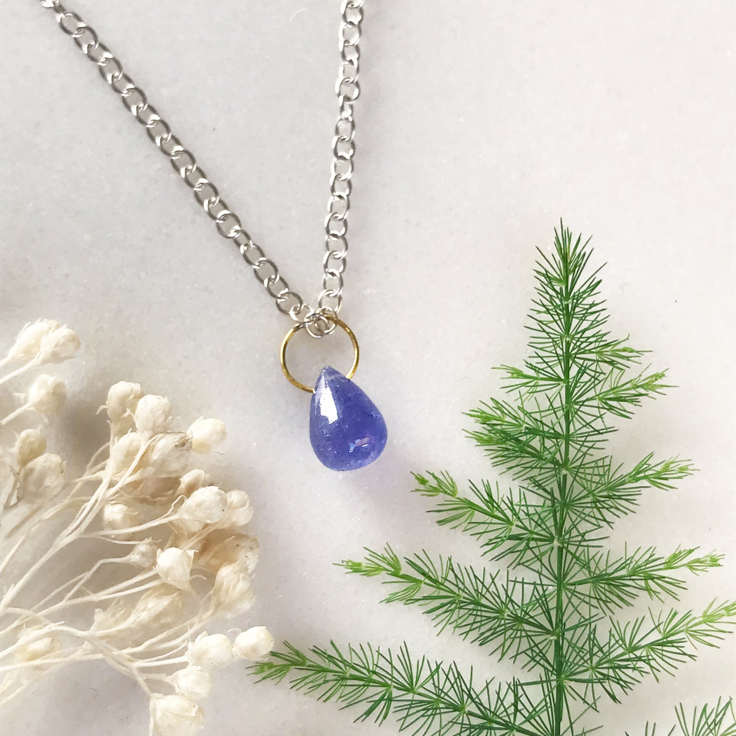 Collana con goccia in Tanzanite e oro