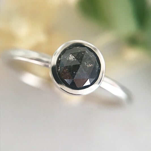 solitario con diamante nero