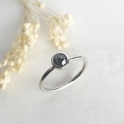 solitario con diamante nero