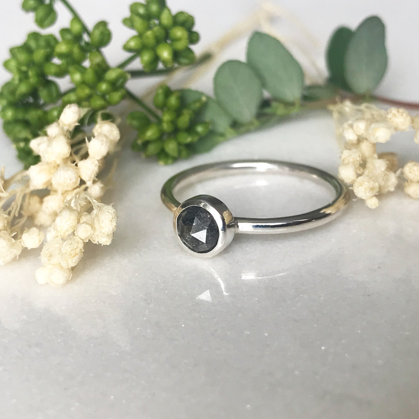 Anello con diamante nero