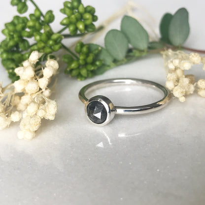 solitario con diamante nero