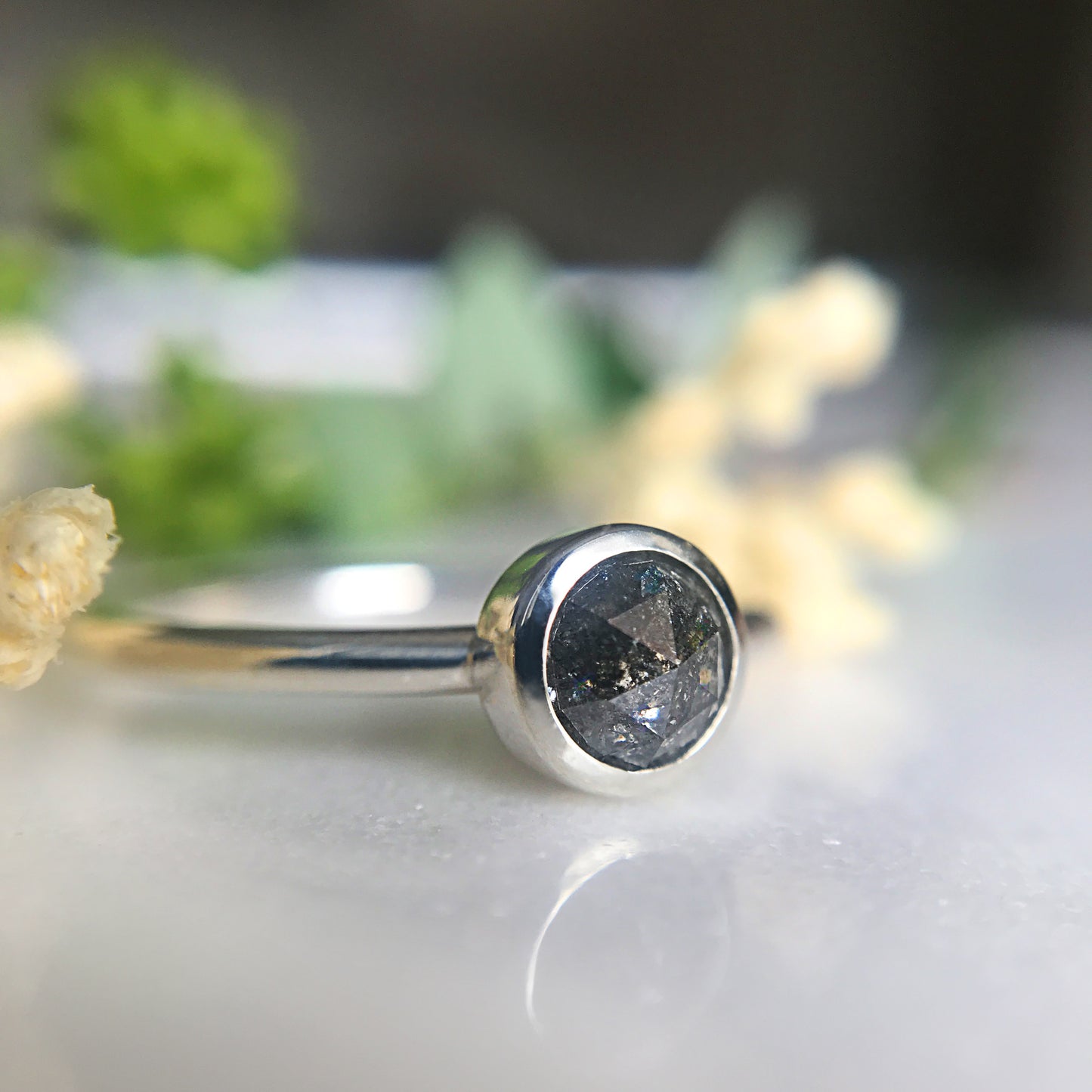 Anello con diamante nero